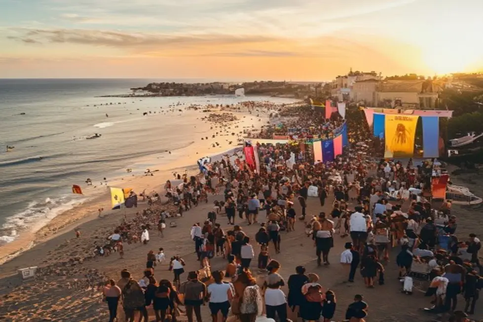 Vista impressionante da praia em Cannes durante o festival de criatividade, com profissionais de marketing interagindo.
